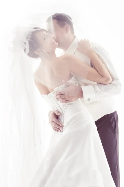 Bröllop par kyssas och glada leende. bruden porträtt. över w Royaltyfria Stockbilder