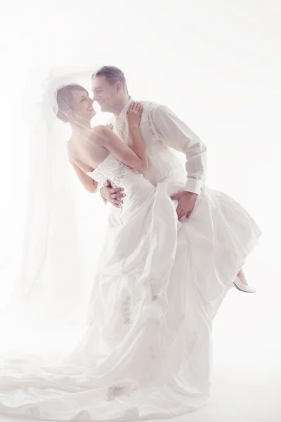 Casamento casal dançando e sorrindo feliz. Noiva e noivo portra Imagens Royalty-Free