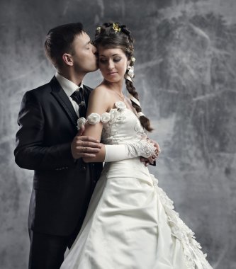 Düğün çift, gelin ve damat grunge gri arka plan üzerinde