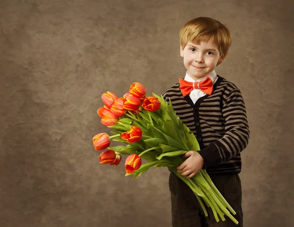 Barn hålla blommor bukett. vintage stil. — Stockfoto