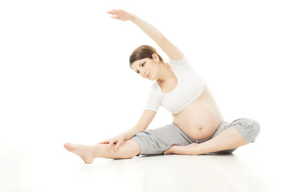 Donna incinta esercizio di sport su sfondo bianco — Foto Stock