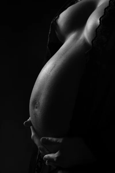 Silhouette de femme enceinte sur fond noir . — Photo