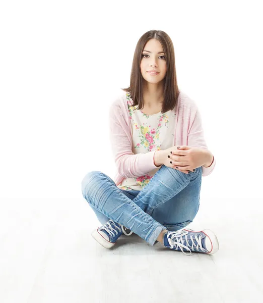 Девочка-подросток сидит на полу — стоковое фото
