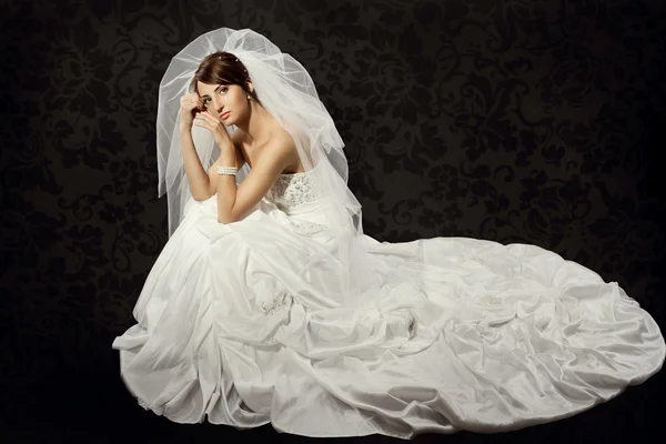 Novia en vestido de lujo de boda sobre fondo de pantalla oscuro —  Fotos de Stock