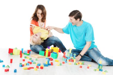 mutlu bir aile. Anne ile çocuk beyaz üzerinde oynama