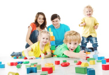 mutlu bir aile. bloklar üzerinde beyaz oynayan üç çocukları ile anne