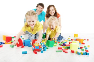 mutlu bir aile. bloklar üzerinde beyaz oynayan iki çocuklu anne