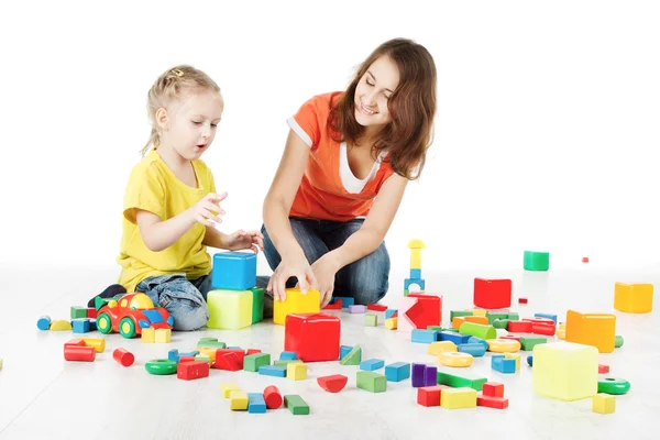 Мать и ребенок играют в блоки над белым — стоковое фото