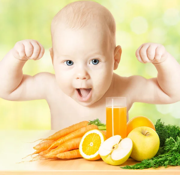 Bébé repas de fruits frais et verre de jus. Enfant fort et heureux, alimentation saine de légumes vitaminés — Photo