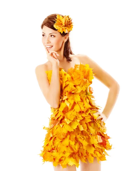 Menina de outono no vestido de folhas de bordo sobre branco — Fotografia de Stock