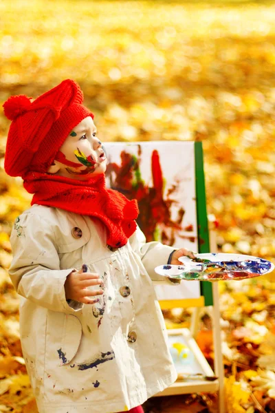 Kind puttend uit ezel in herfst park. creatieve kinderen ontwikkeling — Stockfoto