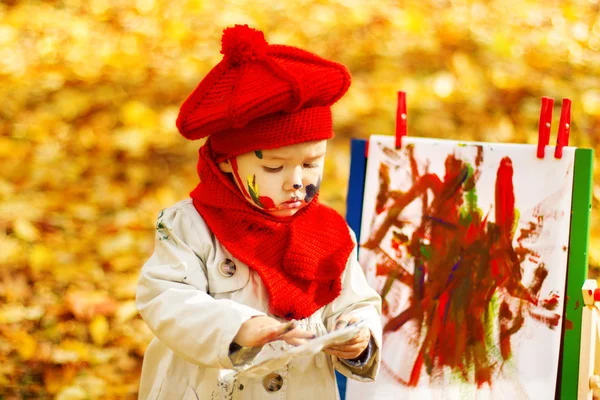 Kind puttend uit ezel in gele herfst park. creatieve kinderen — Stockfoto