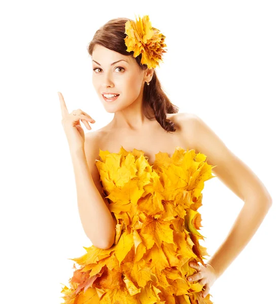 Mujer de otoño en vestido amarillo de hojas de arce sobre blanco — Foto de Stock