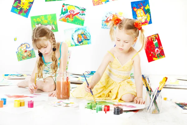 Dos niños dibujando con pincel. Desarrollo creativo infantil —  Fotos de Stock