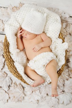 Yeni doğan bebek beyaz şapka uyku