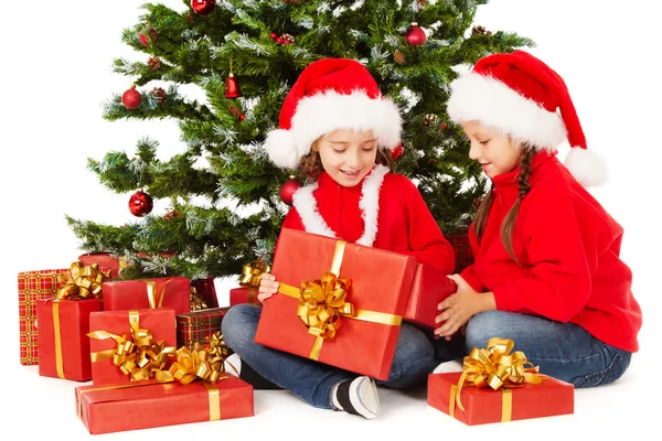 Weihnachten Kinder in Weihnachtsmütze offene Geschenkschachtel — Stockfoto