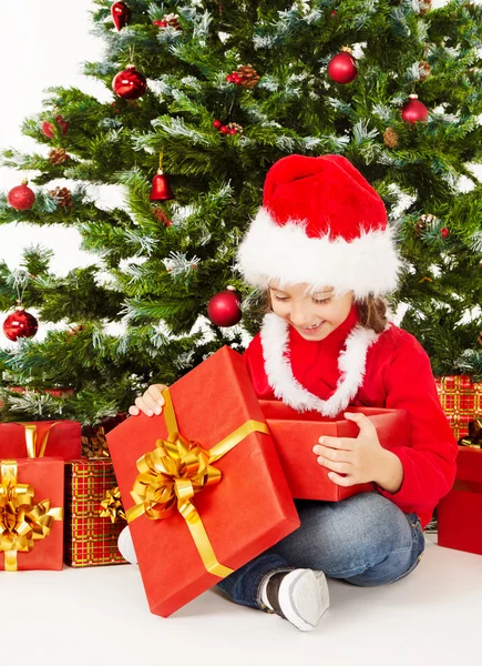 Natale bambino scatola regalo aperta sotto abete , — Foto Stock