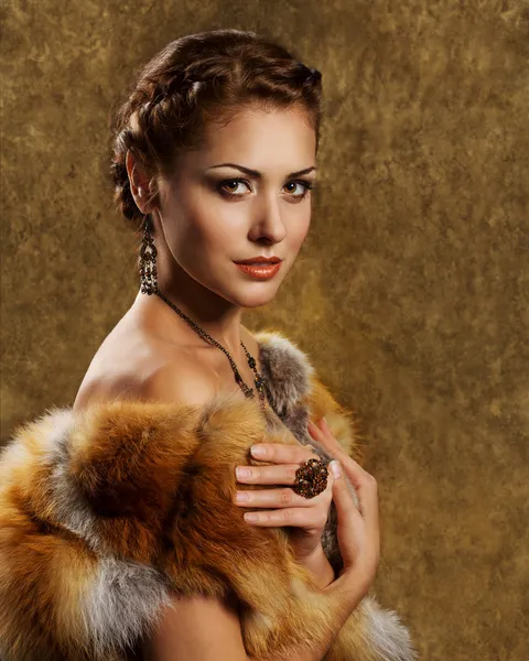 Donna in pelliccia di volpe dorata di lusso, stile retrò — Foto Stock