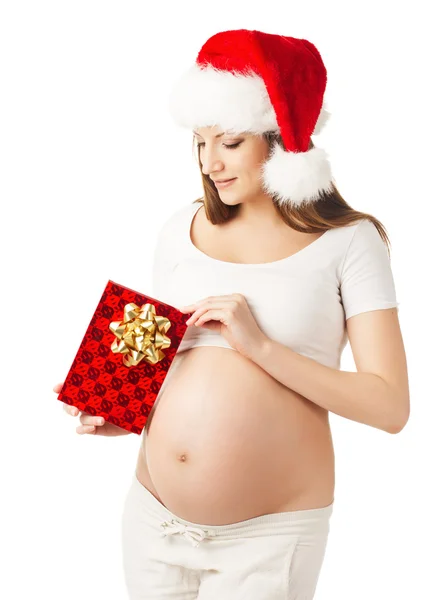 Donna incinta a Babbo Natale con in mano una confezione regalo. Bianco sfondo isolato — Foto Stock