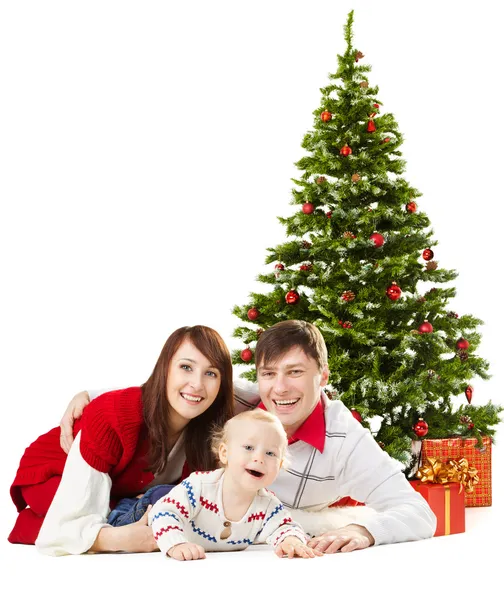 Familia de Navidad bebé divertido bajo el abeto sobre fondo blanco — Foto de Stock