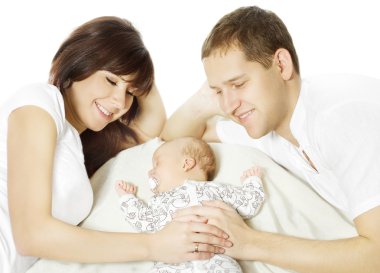 mutlu aile kucaklayan uyuyan yeni doğan bebek
