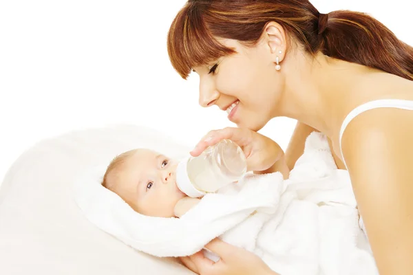 Alimentar al bebé. Recién nacido comiendo leche del biberón . — Foto de Stock