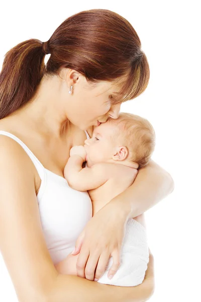 Мати цілує новонароджену дитину, тримаючись за руку, білий фон — стокове фото