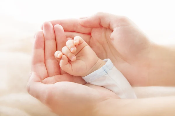 Newborn baby hand in mother hands. New Born Help asistance concept — Stock Photo, Image