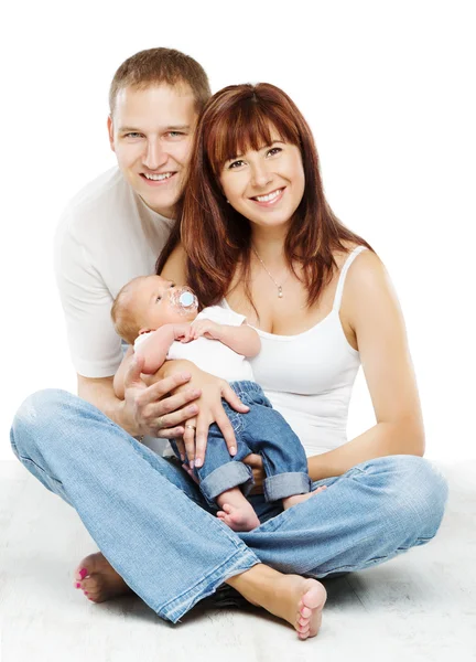 Gülümseyen genç ailesi üç kişi baba anne ve bebek evlat — Stockfoto