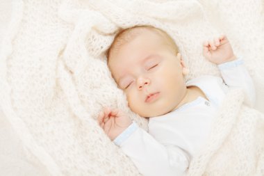 uyku, yumuşak yünlü battaniye kapsayan yeni doğan bebek