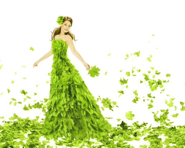 Fantasie Schönheit, Mode Frau in Jahreszeiten Frühling Blätter Kleid. kreative schöne Mädchen in grünem Sommerkleid, über weißem Hintergrund — Stockfoto