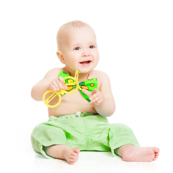 Bebé feliz sonriente, niño smal en corbata de lazo verde sentado sobre fondo blanco — Foto de Stock