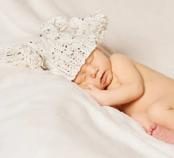 Retrato de bebé recién nacido, niño durmiendo en sombrero sobre fondo blanco —  Fotos de Stock