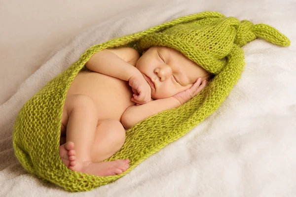 Bambino neonato ritratto, bambino che dorme in coperta di lana verde su sfondo bianco — Foto Stock