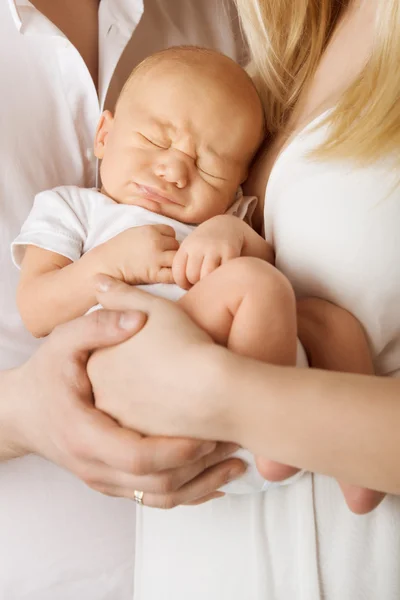 刚出生的婴儿悲伤或疼痛、 父母的母亲和父亲控股不快乐的小孩 — 图库照片