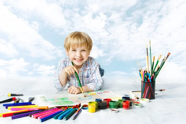 Çocuk bir sürü çizim araçlarını kullanarak renk fırça ile boyama. Yaratıcı çocuk sanatçı, ilham kavramı. — Stok fotoğraf