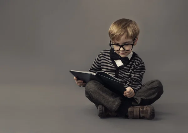 Niño leer libro, Niño inteligente en gafas, Educación de los niños — Foto de Stock