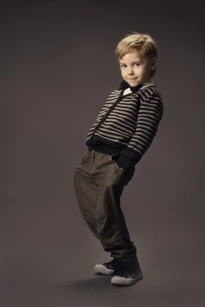 Retrato de estudio de moda de niño, ropa casual inteligente para niños, mano en bolsillos — Foto de Stock