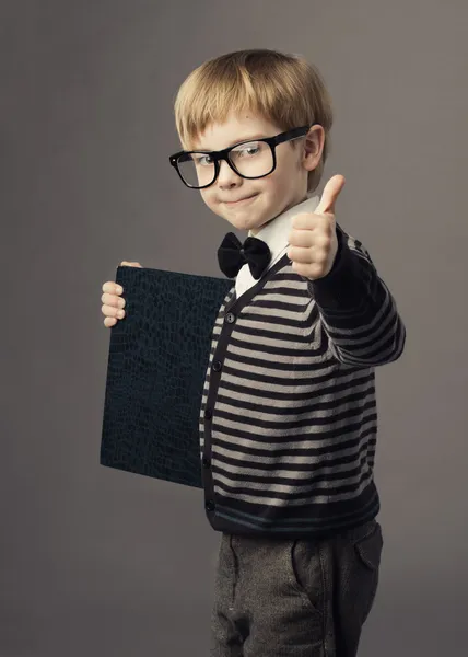 Niño pequeño niño inteligente en gafas que muestran el certificado de tarjeta en blanco, la educación escolar anunciantes —  Fotos de Stock