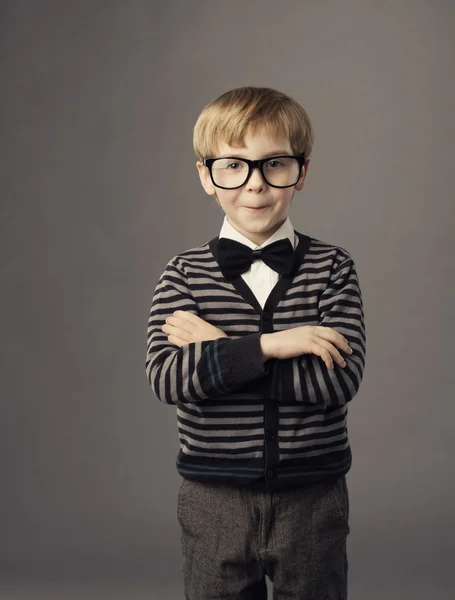 Niño en gafas divertidas, pequeño retrato de estudio de moda infantil, ropa casual inteligente para niños, brazos cruzados — Foto de Stock