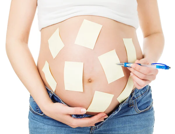 孕妇的肚子和贴纸笔记，规划提醒、 任务、 妊娠的想法的女人 — 图库照片