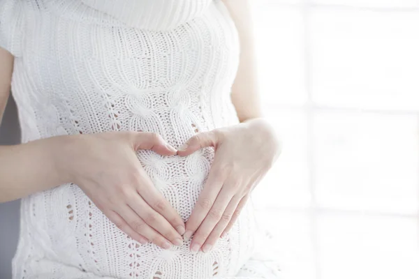 Gravid kvinna mage, graviditet hjärta form, älskar tecken — Stockfoto