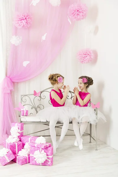 Niños con regalos fiesta de cumpleaños feliz. Hermanas jugando al lado de la caja de regalo —  Fotos de Stock