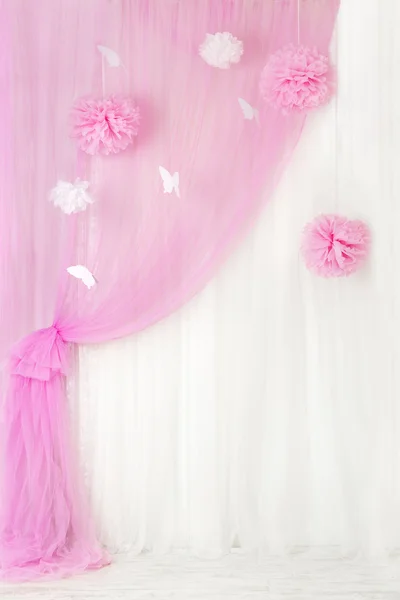 Занавески розовый фон, пустая комната интерьера для девушки, дизайн окон — стоковое фото