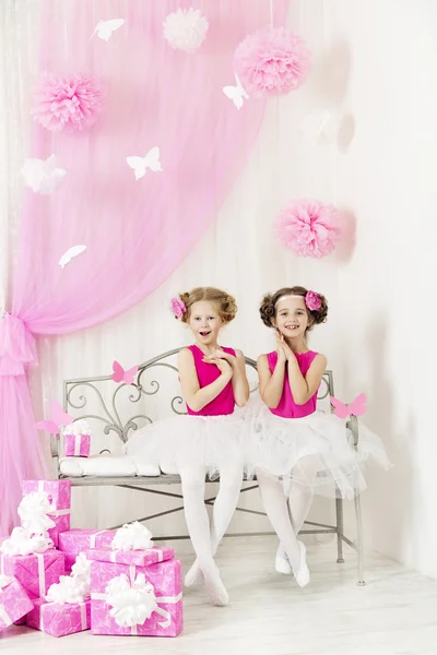 Fiesta de cumpleaños niños felices con regalos. Chica hermanas sorpresa por rosa cajas de regalo — Foto de Stock