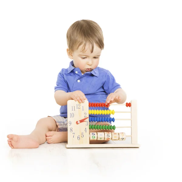 เด็กชายที่มีการนับนาฬิกา abacus เด็กน้อยฉลาดเรียนบทเรียนการพัฒนาการศึกษา — ภาพถ่ายสต็อก