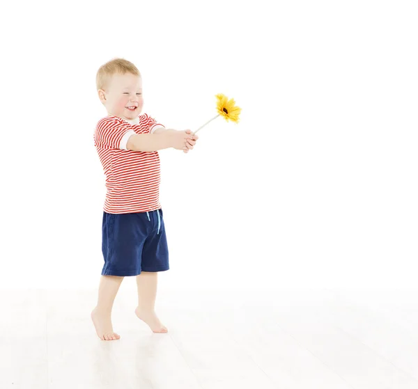 Niño feliz dando flores de regalo. Sonriente niño aislado sobre fondo blanco — Foto de Stock