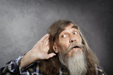 Komuta sizde sesi dinlemeyi dener. yaşlı işitme kaybı sağırlık