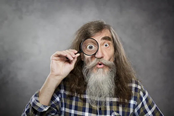 Ανώτερος γέρος, κοιτάζοντας μέσα από μεγεθυντικό φακό ζουμ. αστεία Γέρων έκπληξη έρευνα ή δοκιμή απώλεια όρασης — Φωτογραφία Αρχείου