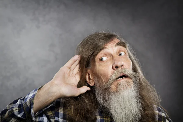 Starší muž se snaží poslouchat zvuk. starší sluchu hluchota ztráty — Stock fotografie